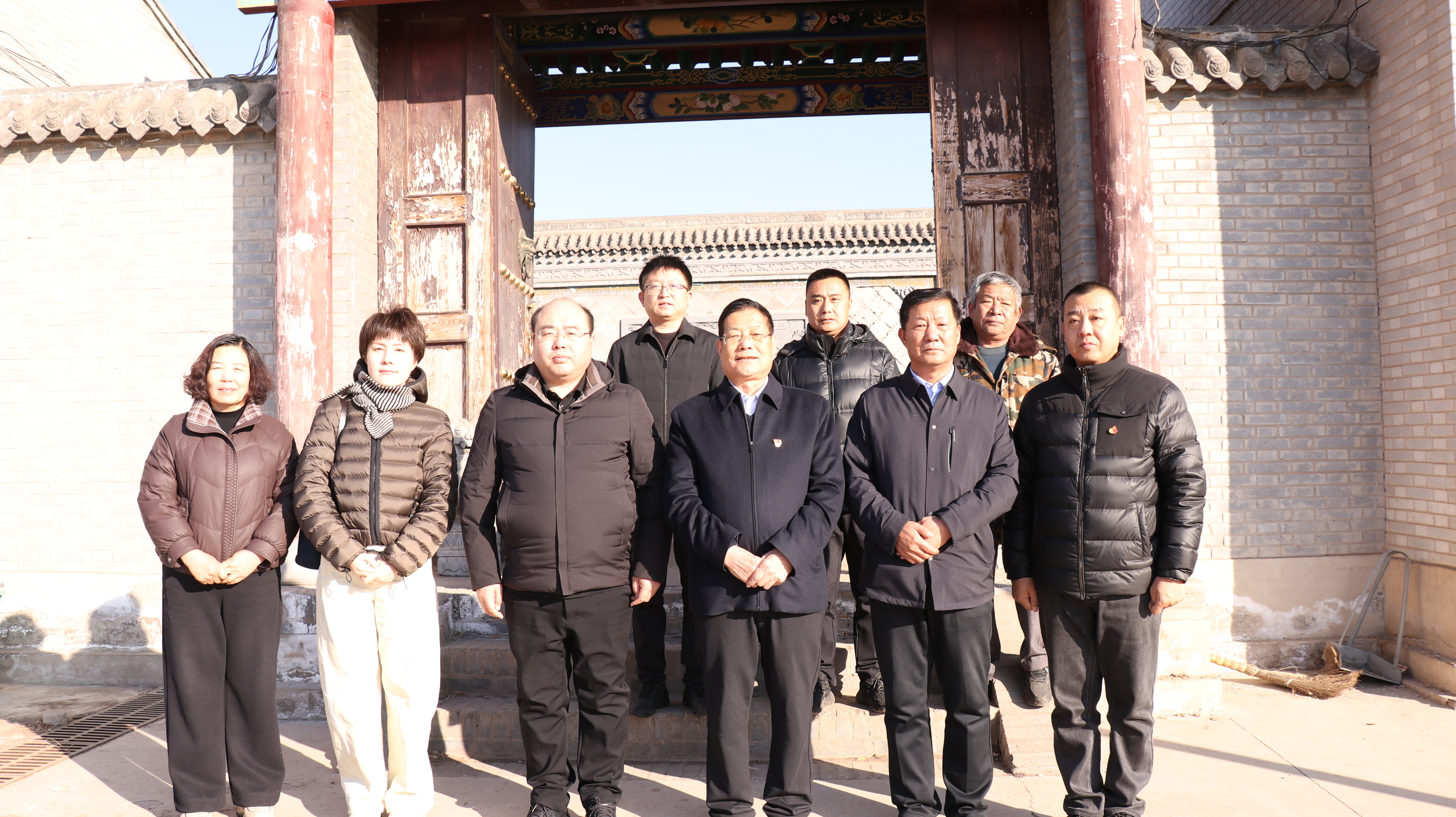 文水县南安镇杨乐堡村党支部书记马德茂带队赴桥头村取经 牛粪养蚯蚓铺就乡村振兴绿道