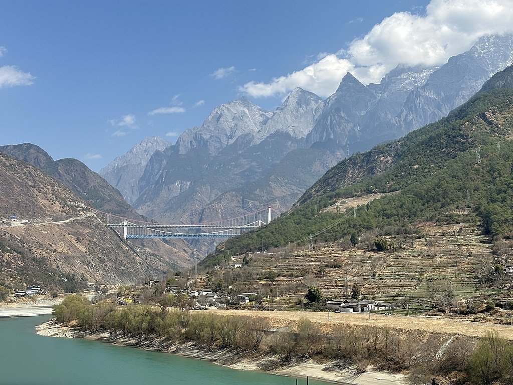 香格里拉虎跳峡景区因落石、滑坡临时闭园，开放时间另行通知