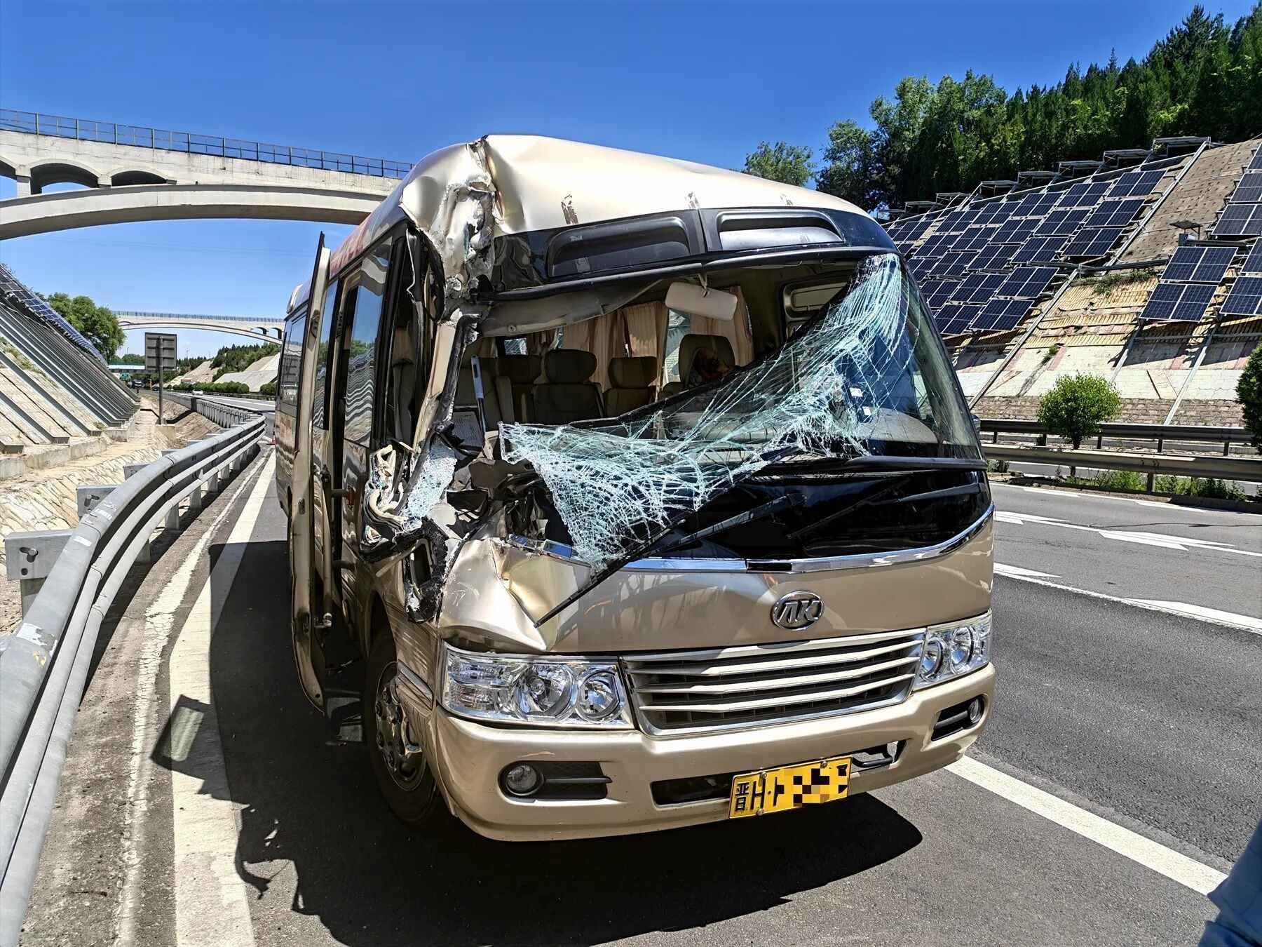 高速公路连续变道超车，结果车被“破相”